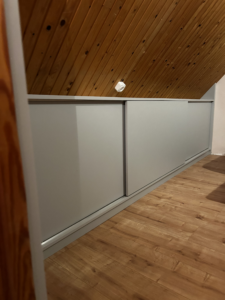 Tolóajtós szekrény